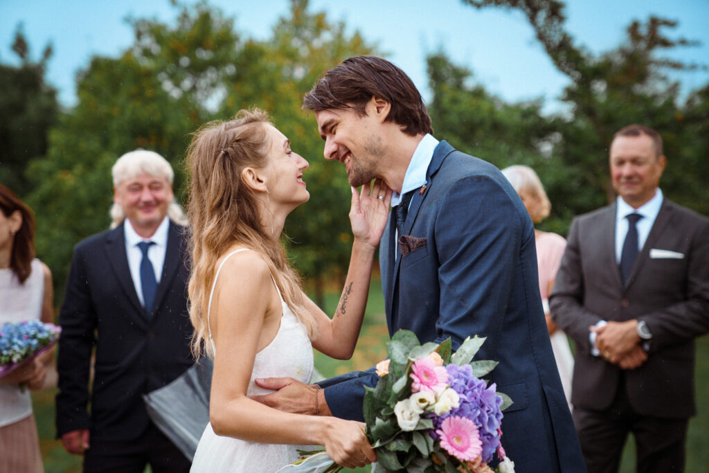 Wedding couple, Newlyweds, portrait, kiss, wedding ceremony