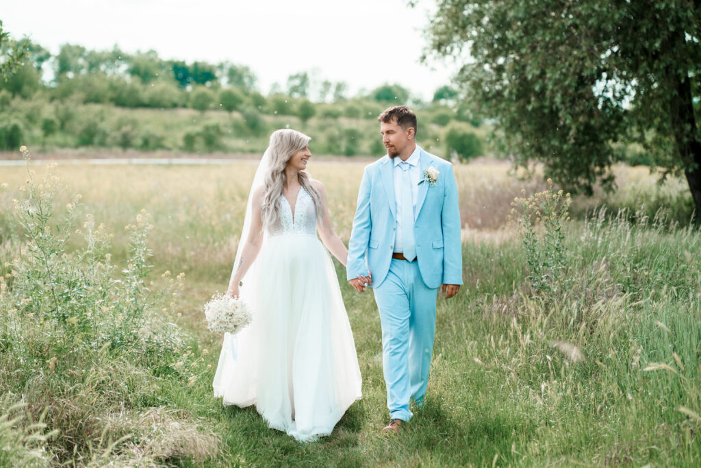 Wedding couple, newlyweds, field, fairy tale, love